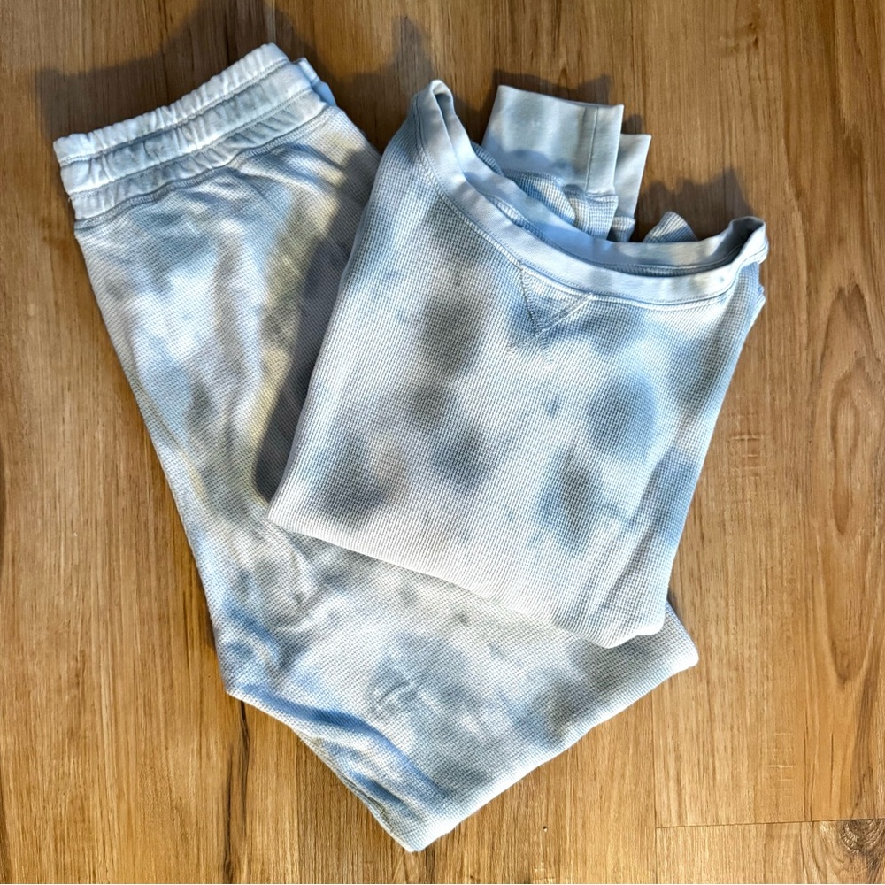 Splendid Set: Cloud Tie Dye Long Sleeve Top and Joggers in Light Blue
